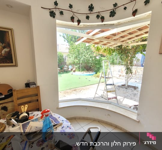 סולם אלומיניום ליד חלון גדול בבית